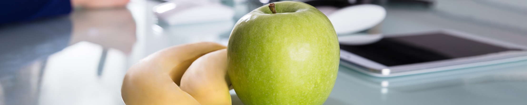 Obst liegt auf dem Büroschreibtisch